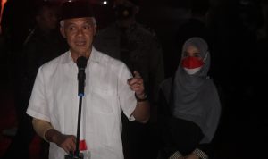 Gubernur Jawa Tengah, Ganjar Pranowo mengunjungi Gedung Pakuan untuk menyampaikan belasungkawa serta menghadiri salat jenazah Emmeril Kahn Mumtadz atau Eril.