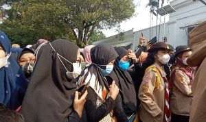 Lantunan Sholawat Mengiringi Keberangkatan Eril ke Peristirahatan Terakhirnya Lantunan Sholawat Mengiringi Keberangkatan Eril ke Peristirahatan Terakhirnya