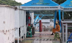 Skywalk Cihampelas Sepi, Imbas Pedagang yang Pergi MENANTI: Tiana, 40, tengah menjaga kios dagangannya di tengah sepinya pengunjung Skywalk Cihampelas, Kota Bandung, Selasa (14/6) sore. (Deni/Jabar Ekspres)