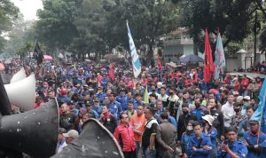 Ribuan Buruh Geruduk PTUN Bandung