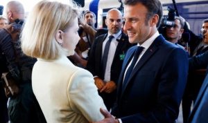 3 Pejabat Eropa, Macron, Olaf Scholz, dan Mario Draghi Kunjungi Kyiv Wakil Perdana Menteri Ukraina Iryna Vereshchuk (kiri) menyambut Presiden Prancis Emmanuel Macron saat ia tiba di stasiun kereta Kyiv pada 16 Juni 2022. (foto: Ludovic Marin, AFP)