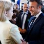 Wakil Perdana Menteri Ukraina Iryna Vereshchuk (kiri) menyambut Presiden Prancis Emmanuel Macron saat ia tiba di stasiun kereta Kyiv pada 16 Juni 2022. (foto: Ludovic Marin, AFP)