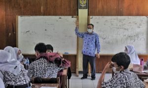 ILUSTRASI: Guru sedang mengajar di sekolah (Foto: Deni Armansyah/Jabar Ekspres).