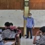 ILUSTRASI: Guru sedang mengajar di sekolah (Foto: Deni Armansyah/Jabar Ekspres).