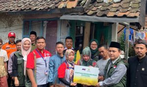 JNE Bandung Gandeng BAZNAS Jabar Bantu Fajar Nugraha Wujudkan Mimpi untuk Keluarga
