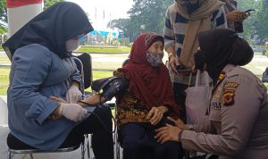 Ngotot, Nenek di Bogor Ingin Vaksin Booster Nenek di Kota Bogor laksanakan vaksin booster di acara Bhakti Kesehatan Polresta Bogor Kota. (disway)