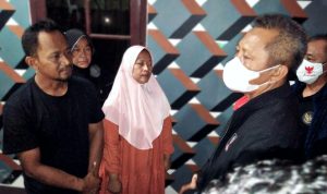 Keluarga Bobotoh Asal Bogor Sampaikan Hal Ini untuk Panpel Piala Presiden Panitia penyelenggara (Panpel) Piala Presiden 2022 mendapat masukan dari pihak keluarga korban Bobotoh asal Kota Bogor, Sofiana Yusuf yang meninggal usai menonton laga Persib melawan Persebaya di Stadion GBLA. (Yudha Prananda)