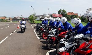 PT Daya Adicipta Motora (DAM) selaku Main Dealer Sepeda Motor dan Suku Cadang Honda di Jawa Barat menggelar Pelatihan Keselamatan Berkendara di Gedung Safety Riding Center, Bandung, Minggu (19/6).