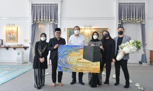 Chairul Tanjung Beserta Keluarga Takziah ke Gedung Pakuan Chairul Tanjung, Dipo Alam, dan Sutiyoso Bertakziah ke Gedung Pakuan, Minggu (19/6).