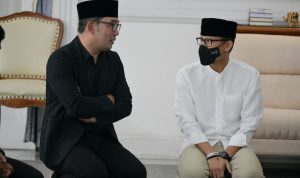 Menteri Pariwisata dan Ekonomi Kreatif (Menparekraf) Sandiaga Uno saat bertakziah ke Rumah Dinas Gubernur Jawa Barat, Ridwan Kamil di Gedung Negara Pakuan, Kota Bandung,