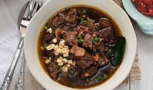 Ilustrasi resep olahan daging sapi, rawon (foto: Pinterest Herta Kusmina)