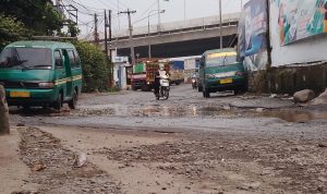 Kondisi Jalan Panyawungan yang rusak berat dan belum diperbaiki di wilayah Desa Cileunyi Wetan, Kecamatan Cileunyi, Kabupaten Bandung. (Yanuar/Jabar Ekspres)