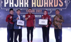 APRESIASI WP: Plt Bupati Bandung Barat Hengky Kurniawan saat memberikan apresiasi kepada wajib pajak yang taat membayar pajak tepat waktu. (Foto: Humas Pemkab Bandung Barat)