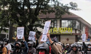 UNJUK RASA: Ratusan warga Dago Elos - Cirapuhan menggeruduk kantor BPN Kota Bandung untuk berunjuk rasa, meminta ketegasan BPN soal sengketa kepemilikan lahan, pada Senin (20/6) siang. (Deni/Jabar Ekspres)