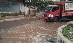 Genangan air yang disebabkan karena lubang di Jalan Panyawungan, Desa Cileunyi Wetan, Kecamatan Cileunyi, Kabupaten Bandung. (Yanuar/Jabar Ekspres)