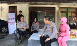 Kegiatan Rutin, Kapolresta Bandung Kunjungi Anggota yang Sedang Sakit Kapolresta Bandung, Kombes Pol Kusworo Wibowo (tengah) saat menengok anggotanya, Aiptu Beni Hendrik Hermawan (kiri) di Desa Rancaekek Wetan, Kecamatan Rancaekek, Kabupaten Bandung. (Istimewa)