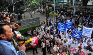 Koordinator Panpel Persib Bandung yang mewakili PT PBB Budi Bram tengah merespon tuntutan Bobotoh di Graha Persib, Jl. Sulanjana No. 17. (Deni Armansyah/Jabar Ekspres)