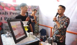 KUNJUNGI STAND: Plt Bupati Bandung Barat Hengky Kurniawan saat meninjau dan berinteraksi dengan pelaku UMKM. (Foto: Humas Pemkab Bandung Barat)