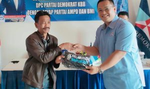 Elektabilitas Demokrat Kian Moncer, Iwan: Menambah Semangat Berkoalisi dengan Rakyat BANGUN KONSOLIDASI: Ketua Fraksi Demokrat DPRD KBB, Iwan Setiawan saat memberikan kaos kepada para kader untuk terus membesarkan suara Demokrat di Bandung Barat belum lama ini. (Foto: DPC Demokrat KBB).