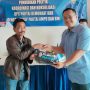 BANGUN KONSOLIDASI: Ketua Fraksi Demokrat DPRD KBB, Iwan Setiawan saat memberikan kaos kepada para kader untuk terus membesarkan suara Demokrat di Bandung Barat belum lama ini. (Foto: DPC Demokrat KBB).