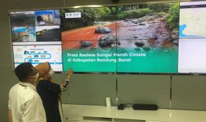 Kandungan Zat Cairan Merah di Sungai Cimeta Terkuak PAPARKAN HASIL LABORATORIUM: Kepala Dinas Lingkungan Hidup Jawa Barat Prima Mayaningtias memaparkan kandungan zat warna merah Sungai Cimeta di Posko Satgas Citarum, Rabu (22/6). (Foto: Andy Rusnandy)