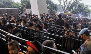 EUFORIA: Penonton memenuhi pintu masuk ke Stadion Gelora Bandung Lautan Api (GBLA) dalam pertandingan Persib Bandung melawan Persebaya Surabaya di lanjutan kompetesi Piala Presiden, Jumat (17/6). (Deni/Jabar Ekspres)