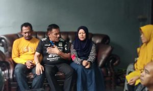 CURHAT: Komisaris PT Persib Bandung Bermartabat (PBB), Umuh Muchtar berkunjung ke rumah duka Bobotoh Persib, di Kota Bogor, Jawa Barat, Rabu (22/6). (Yudha Prananda)