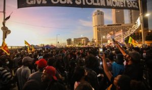 Mahasiswa meneriakkan slogan-slogan selama pawai protes, menyerukan pengunduran diri presiden atas dugaan kegagalan mengatasi Sri Lanka bangkrut, di depan kediaman perdana menteri di Kolombo, Sri Lanka, pada 24 April 2022. (sumber foto: Chamila Karunarathne, EPA-EFE)