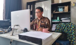 Sekretaris Desa (Sekdes) Babakan Peuteuy, Ricky saat ditemui di ruang kerjanya. (Yanuar/Jabar Ekspres)