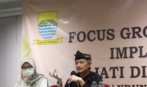 KUMKM Diupayakan jadi Penyumbang Barang dan Jasa Pemkot Bandung DISKUSI: Kadis KUKM, Atet Dedi Handiman dalam Forum Group Discussion (FGD) bertajuk Implementasi Jati Diri Koperasi yang berlangsung di Grand Tjokro Bandung, pada Kamis (23/6). (Nizar/Jabar Ekspres)