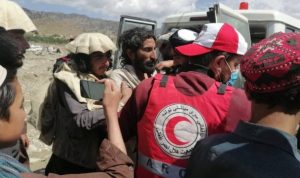 Taliban: "Upaya Penyelamatan Korban Gempa Hampir Selesai" Petugas medis dan relawan Bulan Sabit Merah Afghanistan mengangkut korban gempa ke rumah sakit di distrik Spera, provinsi Khost, Afghanistan, 22 Juni 2022. Masyarakat Bulan Sabit Merah Afghanistan/Handout via REUTERS Foto: Reuters/AFGHAN