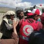 Petugas medis dan relawan Bulan Sabit Merah Afghanistan mengangkut korban gempa ke rumah sakit di distrik Spera, provinsi Khost, Afghanistan, 22 Juni 2022. Masyarakat Bulan Sabit Merah Afghanistan/Handout via REUTERS Foto: Reuters/AFGHAN