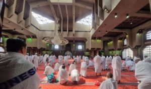 Ini Alasan Calon Haji Memilih Miqat di Masjid Aisha Jamaah calon haji melaksanakan shalat sunah sebelum berniat umrah sunah di Masjid Aisha, Tan'im di Mekkah, Minggu (26/6). (ANTARA/HO.MCH2022)