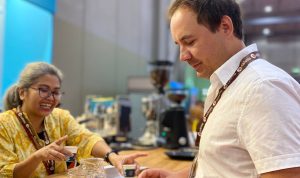 Penggemar kopi dari berbagai negara menikmati kopi asal Jabar. (Dok. Humas Jabar)