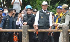 Gubernur Jawa Barat Ridwan Kamil saat memantau lokasi bencana banjir bandang dan longsor di wilayah Bogor beberapa waktu lalu, kini pemprov Jabar menerapkan siaga satu bencana untuk daerah rawan. (Yudha Prananda)