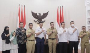 Wali Kota Bogor Bima Arya dan Kepala Dinas Pendidikan Kota Bogor Hanafi mempersiapkan Dua Siswa yang akan melanjutkan pendidikan di SMA Kebangsaan Lampung Selatan. (Yudha Prananda)