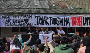 PROTES: Warga Dago Elos saat melakukan konferensi pers menolak putusan PK di balai RW Dago Elos, Kota Bandung, belum lama ini. (Deni Armansyah/Jabar Ekspres)