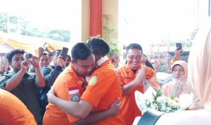 Mantan Kepala Kantor SAR Bandung, Deden Ridwansah yang kini menjabat sebagai Kepala Kantor SAR Lampung saat perpisahan bersama anggota Basarnas Kantor SAR Bandung. (Yanuar/Jabar Ekspres)