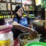 KHAWATIR: Penjual minyak, Lilis Wastiah, (42), tengah merapikan barang dagangan di kiosnya, di Pasar Kiaracondong, Kota Bandung, Selasa (28/6). (Nizar/Jabar Ekspres)