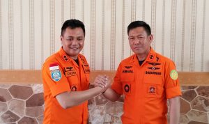 Kepala Kantor SAR Lampung, Deden Ridwansah (kiri) bersama Kepala Kantor SAR Bandung, Jumaril (kanan) saat foto bersama di Kantor SAR Bandung. (Yanuar/Jabar Ekspres)
