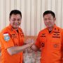 Kepala Kantor SAR Lampung, Deden Ridwansah (kiri) bersama Kepala Kantor SAR Bandung, Jumaril (kanan) saat foto bersama di Kantor SAR Bandung. (Yanuar/Jabar Ekspres)