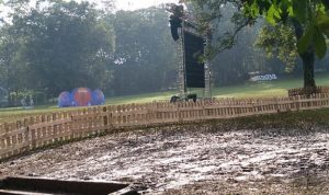 Konser Swaraya Merusak Lingkungan, DPRD Kota Bogor Panggil Pengelola Kebun Raya Bogor BERLUMPUR: Salah satu spot di kawasan Kebun Raya Bogor yang menjadi lokasi diselenggarakannya Konser Swaraya akhir pekan lalu. (Yudha Prananda)