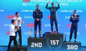 Serahkan Trofi Jakarta E-Prix 2022 ke Mitch Evans, Jokowi Bersyukur Formula E Lancar