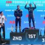 Serahkan Trofi Jakarta E-Prix 2022 ke Mitch Evans, Jokowi Bersyukur Formula E Lancar