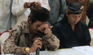 TANGKAPAN LAYAR: Pria yang nikahi kambing, Syaiful Arief menangis di depan para ulama dan tokoh masyarakat di Gedung MUI Gresik.