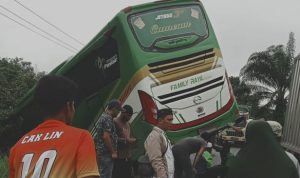 Bus yang membawa rombongan haji asal Merangin mengalami kecelakaan. (Istimewa)