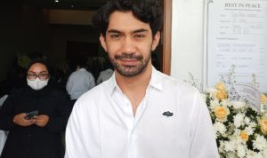 Reza Rahadian Melayat ke Rumah Duka Rima Melati, Sampaikan Kesan Ini Reza Rahadian Melayat ke Rumah Duka Rima Melati, Sampaikan Kesan Ini