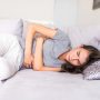 Wanita Harus Tahu, 5 Posisi Tidur untuk Mengurangi Nyeri Haid