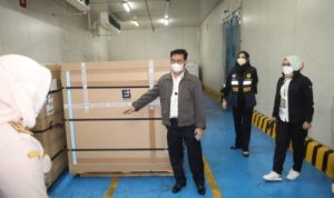Menteri Pertanian Syahrul Yasin Limpo saat menerima kedatangan vaksin PMK di Bandara Soekarno-Hatta, Jumat (17/6) dini hari. (Kementerian Pertanian)