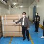 Menteri Pertanian Syahrul Yasin Limpo saat menerima kedatangan vaksin PMK di Bandara Soekarno-Hatta, Jumat (17/6) dini hari. (Kementerian Pertanian)